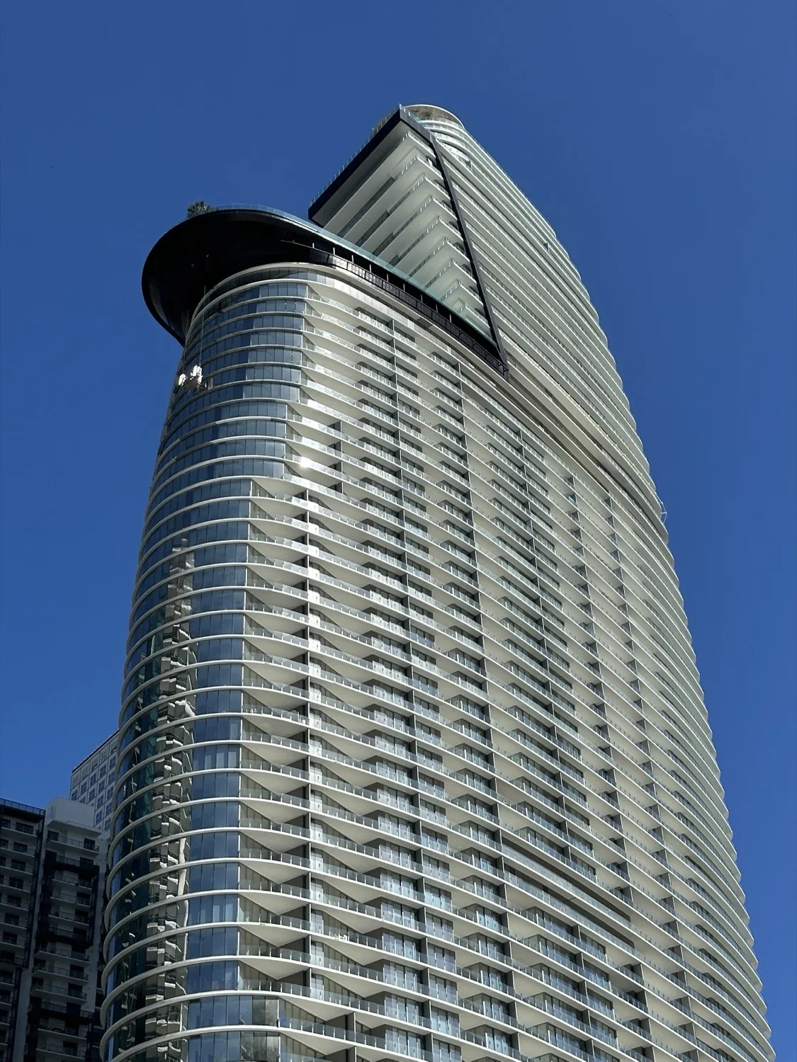 Corona en forma de vela de Aston Martin Residences Miami, vista desde la base de la torre